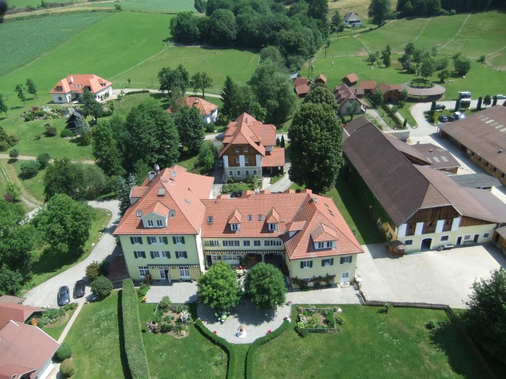 Hotel Dienstl Gut Launsdorf Экстерьер фото