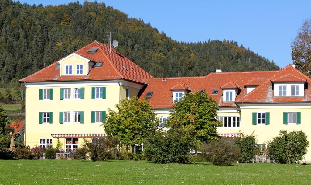 Hotel Dienstl Gut Launsdorf Экстерьер фото